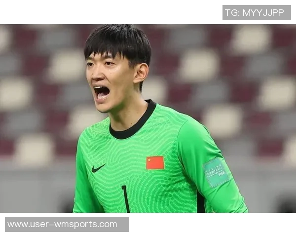 颜骏凌果断出击将对手前锋踢倒幸好裁判及时示意越位避免了失球危机